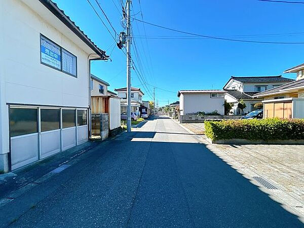 【現地写真】前面道路幅員は約5.5ｍです。