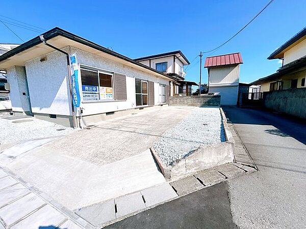 【リフォーム済】駐車場の庭木庭石を撤去し、奥に建っていた古い下屋部分は解体しました。