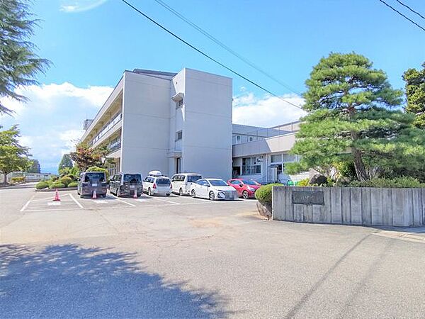 【中学校】陵南中学校まで約1300ｍ(徒歩17分)お友達とおしゃべりしながら通学するのも楽しみですね。