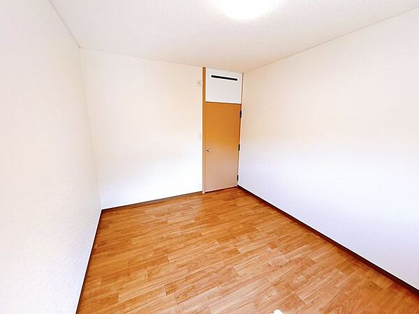 【リフォーム済】洋室6帖は天井壁のクロスを貼り替え床はクッションフロアで仕上げました。各居室の照明器具はすべて交換しました。