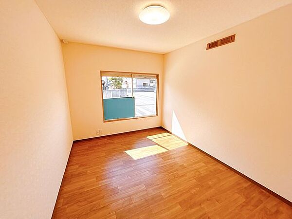 【リフォーム済】洋室6帖のお部屋を別角度から撮影しました。建具(扉)は塗装し、天井壁のクロスを貼り替えを行いました。床はクッションフロア貼りで仕上げています。