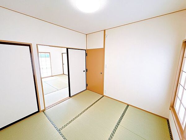 【リフォーム済】和室4.5畳は天井壁のクロスを貼り替え畳表替えをしました。イグサの香りを楽しみながらリラックスできるお部屋です。