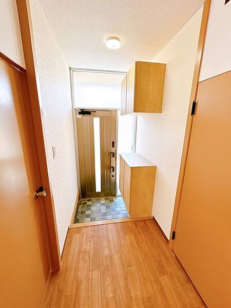 【リフォーム済】廊下は天井壁のクロスを貼り替え床はクッションフロアで仕上げました。建具(扉)は塗装し照明器具の交換もしたので明るい廊下になりました。