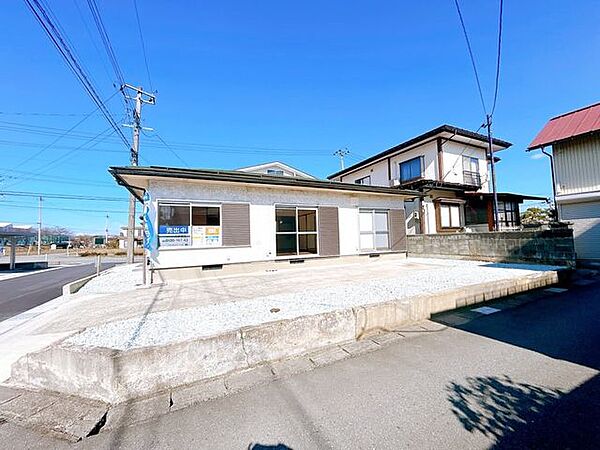 【リフォーム済】駐車場部分は土間コンクリートになっているので管理もしやすくなっています。お庭の庭木は一部撤去し除草いたしました。