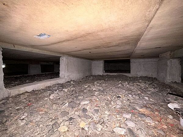 中古住宅の3大リスクである、雨漏り、主要構造部分の欠陥や腐食、給排水管の漏水や故障を2年間保証します。その前提で床下まで確認の上でリフォームし、シロアリの被害調査と防除工事もおこないます。