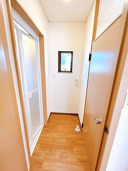 【リフォーム済】玄関ホールの床はクッションフロアで仕上げました。天井壁のクロスも白を基調に貼り替えたので明るくなりました。