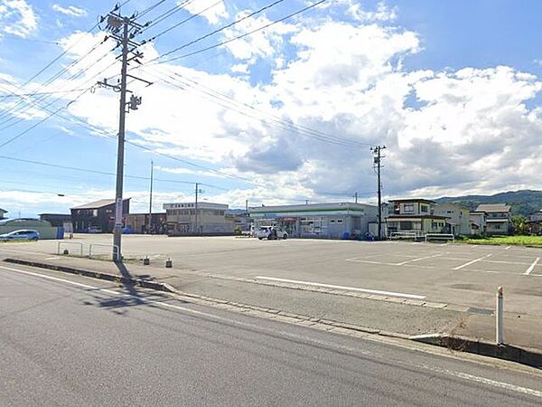 ヨークベニマル河北店 ファミリーマート河北体育館前店様350ｍ（徒歩5分/車1分） 1600m