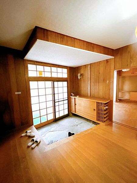 【現況販売】玄関内部は広々空間。大勢の来客時も対応可能です。玄関が広いとお引越しもラクチンですね。