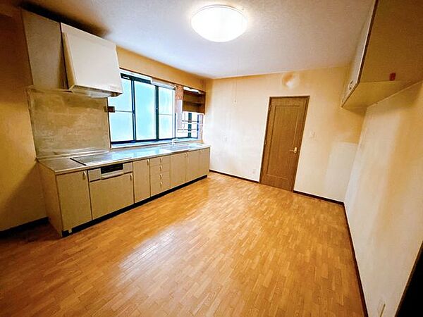 【リフォーム中】ダイニングは10帖になります。キッチンの給排水点検を行い、しっかりとクリーニングいたします。