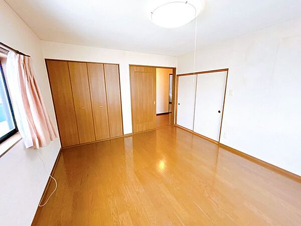 【リフォーム中】3階9帖洋室です。クリーニングを行い床はワックスで仕上げます。収納の多い住宅になっているのでお部屋を広く使うことができます。
