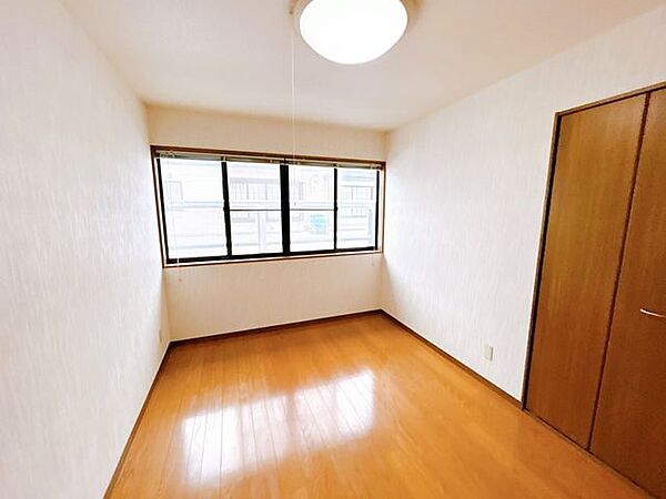 【リフォーム中】3階洋室6帖のお部屋です。こちらもしっかりとクリーニングいたします。