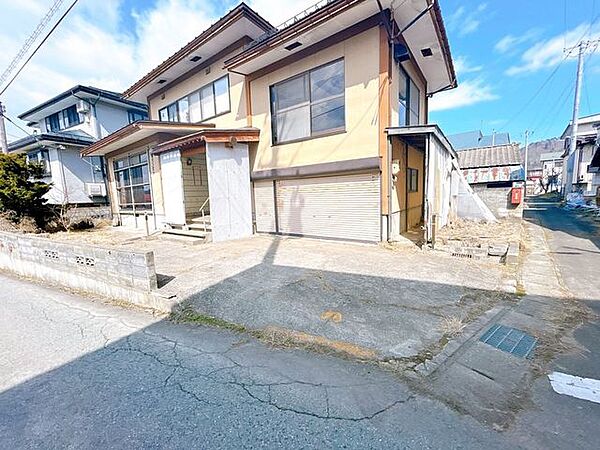 【リフォーム中】シャッター付きの車庫もあるので、お車やバイク好きの方にもおすすめです。タイヤや自転車も収納できるのがうれしいですね。