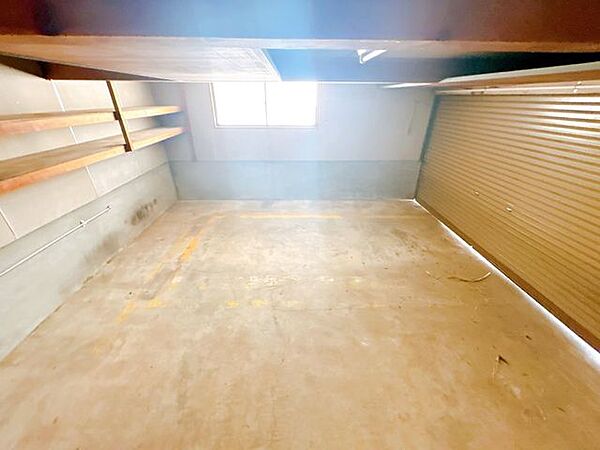 【リフォーム中】ガレージとしてもお使いいただける車庫はシャッター部分を塗装し、内部はしっかりとクリーニングいたします。