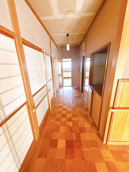 【リフォーム中】1階廊下も天井壁のクロスを貼り替え床はフローリング重ね張りをいたします。照明器具交換もするので明るく清潔感のある廊下になりますね。