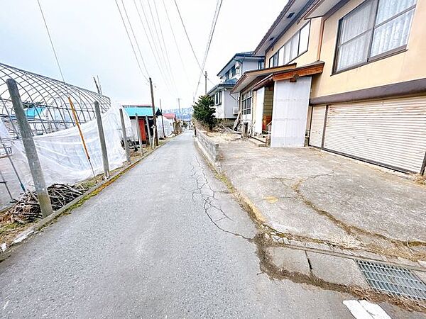 【前面道路】前面道路は公道になっているので冬期間中は除雪が入ります。