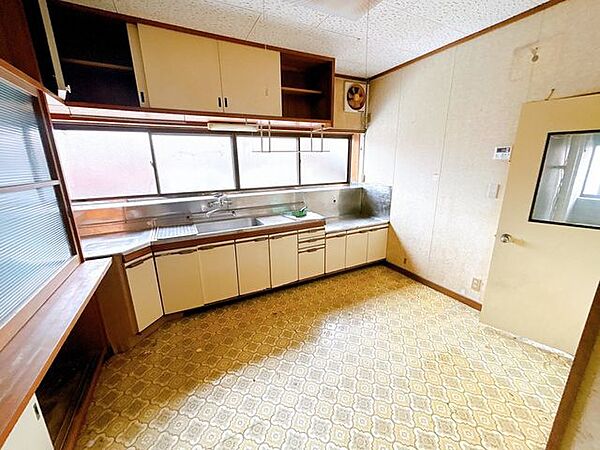【リフォーム中】1階ダイニングは洋室6帖に間取り変更いたします。天井壁のクロスを貼り替え床はフローリングにする予定です。