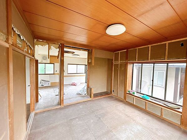 【リフォーム中】17.5帖LDKは、天井と壁のクロスを張り替え、床は永大産業製のフローリングに張り替えます。