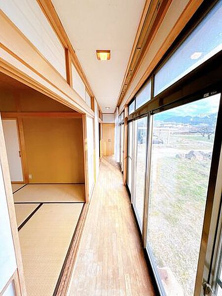 【リフォーム中】1階広縁になります。床はクッションフロアで仕上げます。南側なので、こちらでお洗濯ものを干すのもいいですね。