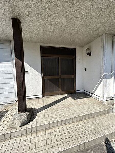 【リフォーム中】玄関扉は、片開きのドアに交換いたします。