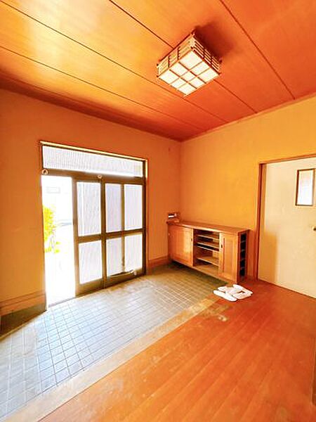 【リフォーム中】玄関内部です。既存の玄関タイルはクリーニング、天井壁はクロス貼替を行います。