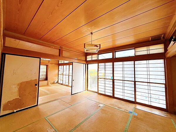 【リフォーム中】1階続き間和室をリビング約18.5帖へリフォームいたします。対面式キッチンになるので家事もしやすくなります。天井壁のクロスを貼り替え床はフローリングになります。