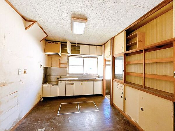 【リフォーム中】現在キッチンのあるお部屋は、洋室に変更いたします。床フローリング張り、天井壁はクロス貼替を行います。主寝室としてもお使いいただけます。