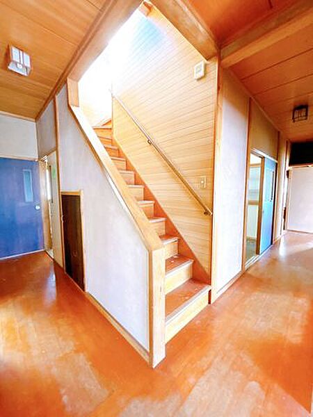【リフォーム中】1階の廊下を別角度から撮影しました。床フローリング張り、天井壁はクロス貼替を行います。