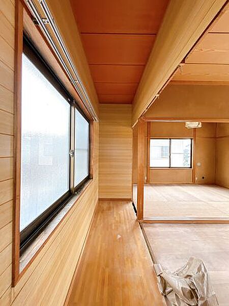 【リフォーム中】2階廊下です。床フローリング張り、天井壁はクロス貼替を行います。
