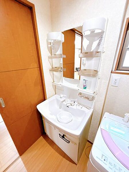 【洗面化粧台】洗面台はシャワーホース付きになっているので朝シャンもできますね。