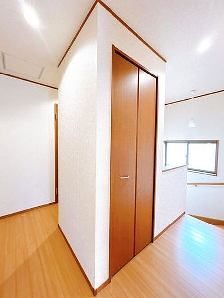 【収納】階段を上がると収納があります。おそうじ用具や季節ものを収納するのに重宝しますね。
