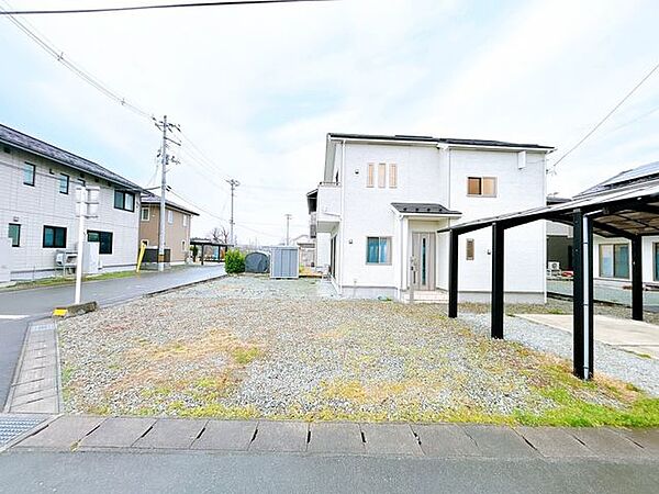 【駐車場】カーポートに2台、他並列2台駐車可能です。前道6m以上なので、車の通り抜けや荷物の積み下ろしにも余裕があります。