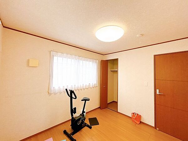 【2階北側洋室5.25帖】こちらのお部屋にも収納があるのでお子様のお部屋や寝室にぴったりです。