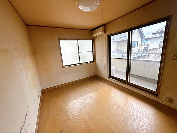 【リフォーム中】2階南側6帖洋室です。天井壁クロスを張替え、照明交換を行います。一部窓枠交換いたします。床はクリーニングをおこないます。