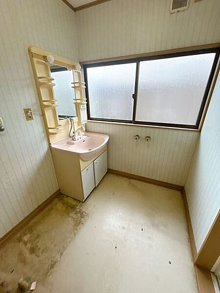 【リフォーム中】洗面脱衣室です。洗面化粧台は交換予定です。床はクッションフロアで仕上げ、天井壁のクロスを張替えします。照明交換も行います。