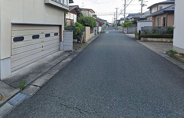 【前面道路】前面道路は幅員約5ｍ、公道になります。冬期間は除雪が入るため安心ですね。