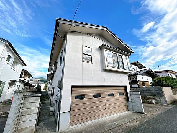 【リフォーム済】駐車場は車庫2台、玄関側に普通車1台駐車可能です。外壁屋根を全面塗装します。