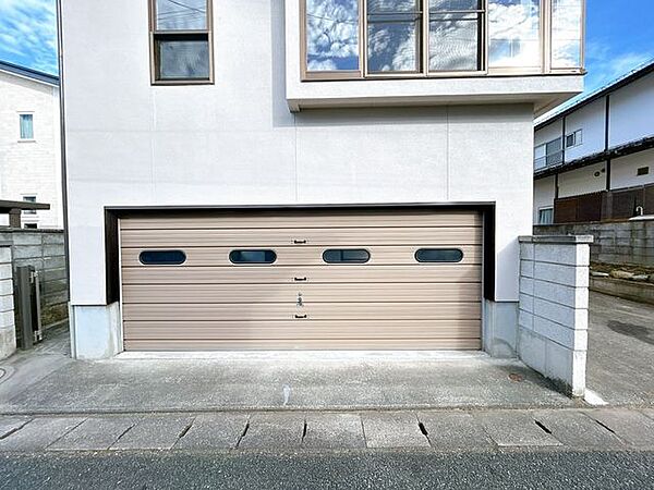 【リフォーム済】車庫のシャッターは塗装を行い、鍵交換をいたしました。