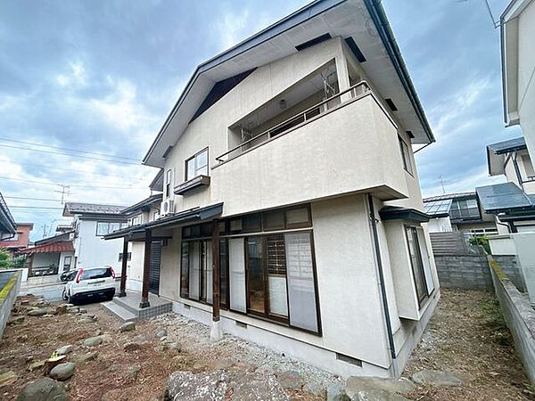 【リフォーム中】庭の庭木は伐採します破損している雨どいは修繕、交換を行います。