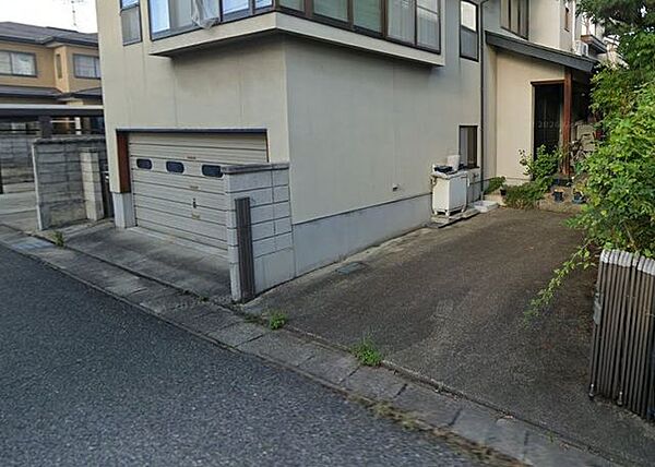 【駐車場】駐車場の写真になります。画像手前側のフェンスを撤去予定です、間口が広がり駐車がしやすくなりますね。