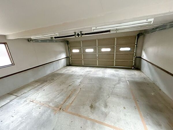 【リフォーム中】車庫内部の写真になります。並列2台分の駐車スペースがあります。車庫内部はクリーニングをします。
