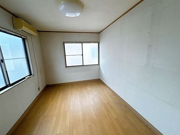 【リフォーム中】2階北側洋室6帖です。天井壁のクロスを張替え、照明交換をいたします。床はクリーニングいたします。