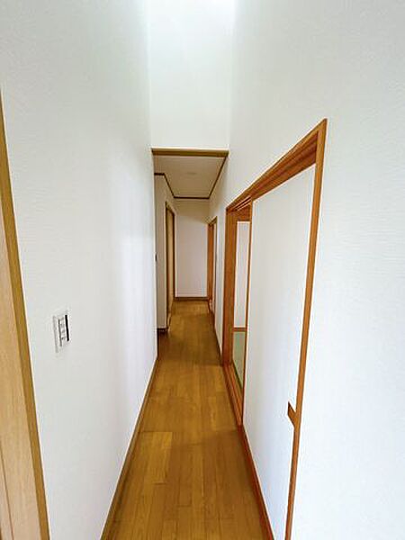 【リフォーム済】1階廊下は天井壁のクロスを張替え、床はクリーニングを行いました。照明交換をいたしました。