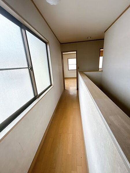 【リフォーム中】2階廊下の写真です。天井壁クロスの張替えを行います。クローゼット内部のクロスの張替えを行います。