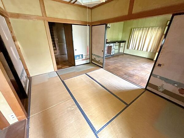 【リフォーム中】1階の和室は天井壁のクロスを貼り替え畳表替えをいたします。照明器具交換もする予定です。