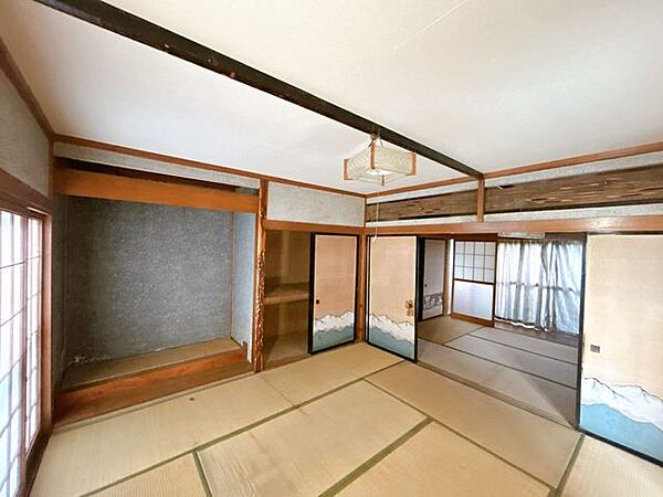 【リフォーム中】1階の続き間和室は畳表替えをし照明器具の交換をいたします。い草の香りを楽しみながらリラックスできる空間です。