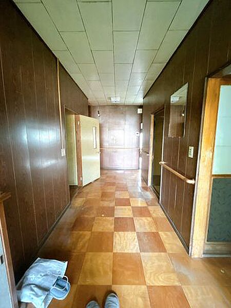 【リフォーム中】1階廊下は天井壁のクロスを貼り替え床はフローリング重ね張りをいたします。照明器具も交換する予定です。
