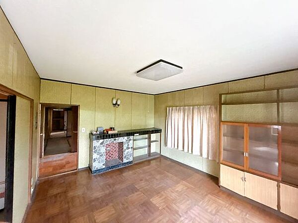 【リフォーム中】1階の10帖洋室は壁のクロスを貼り替え床はフローリング重ね張りをいたします。