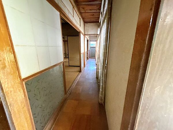 【リフォーム中】1階の廊下部分は壁のクロスを貼り替え床はフローリングで仕上げます。