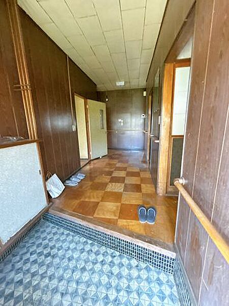 【リフォーム中】玄関ホールの写真です。壁のクロスを貼り替え、床はフローリング重ね張りをいたします。