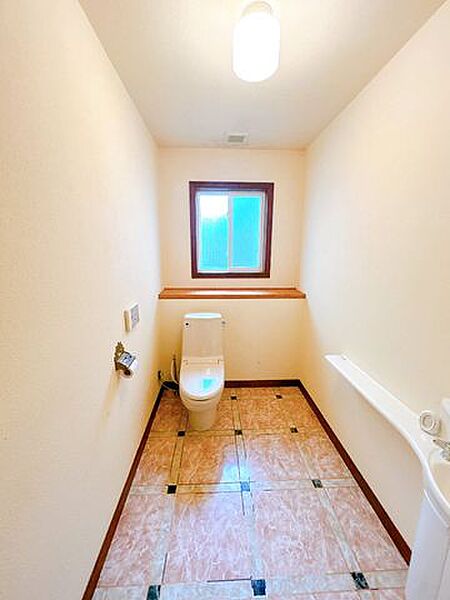 【リフォーム中】トイレはしっかりとクリーニングを行います。ペーパーホルダーを新品交換する予定です。